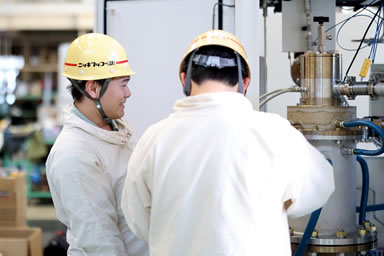 写真：作業中のスタッフ