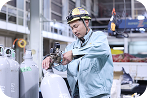 写真：作業服のスタッフ