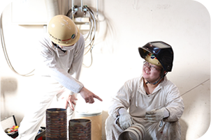 写真：作業服のスタッフ